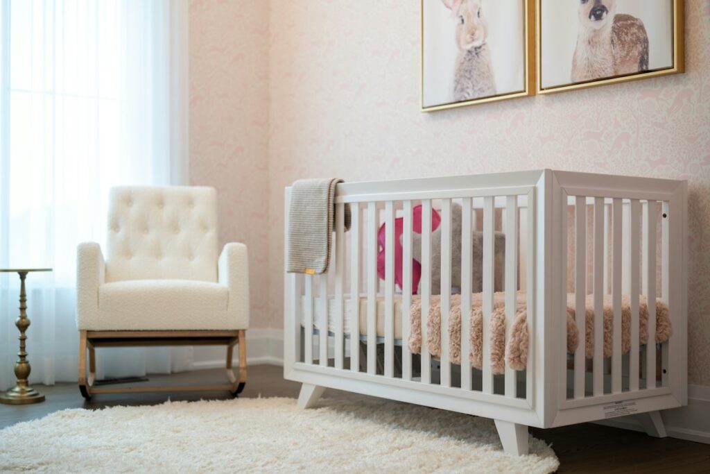 Chambre de bébé prête avec lit à barreaux blanc et fauteuil